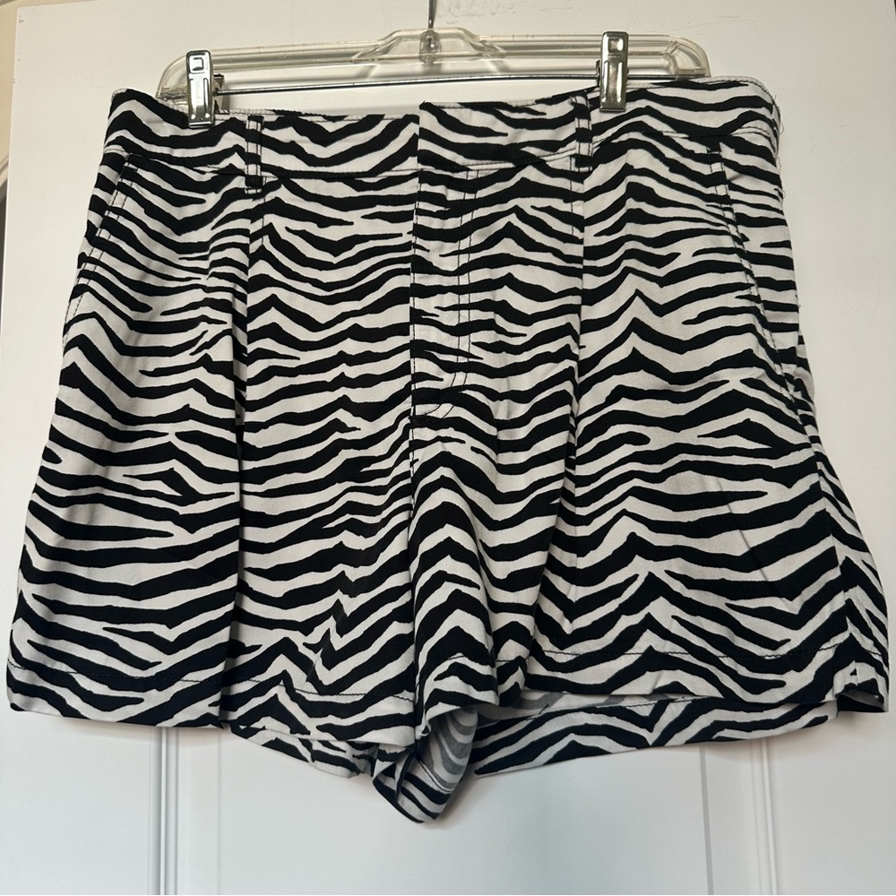 LOFT - black/white zebra print shorts, elastic back, large belt loops